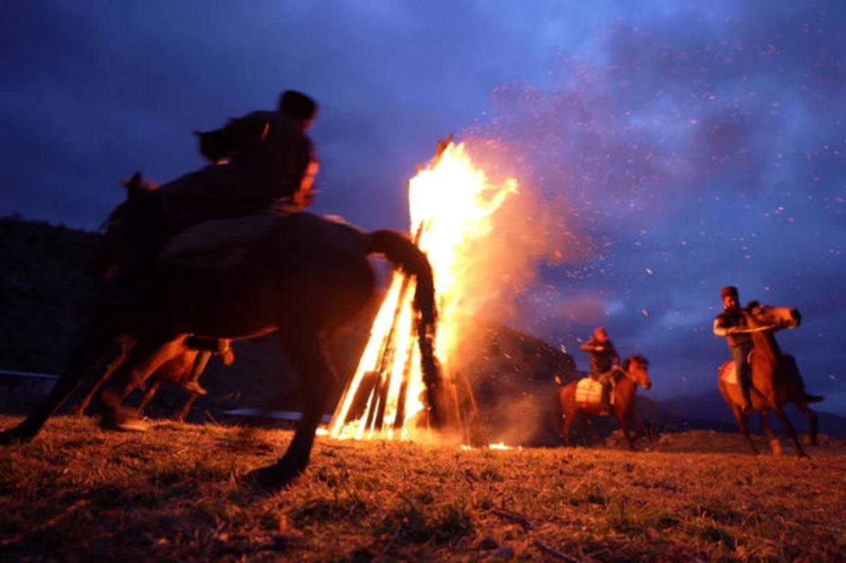 Карабахские кони проскакали вокруг костра в Малыбейли - ФОТО/ВИДЕО